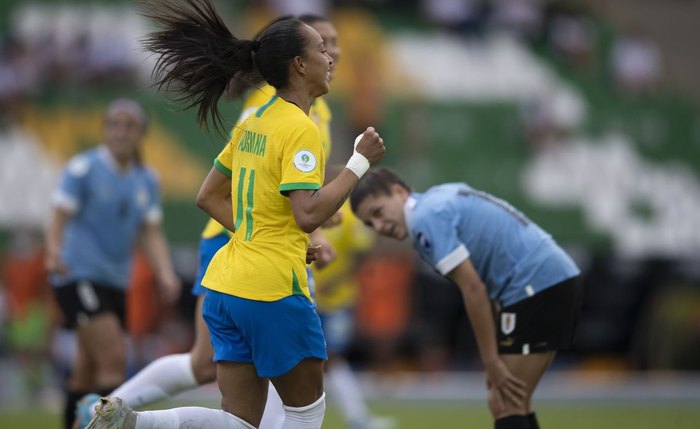 Adriana (foto) se destaca com dois gols na vitória de 3 a 0