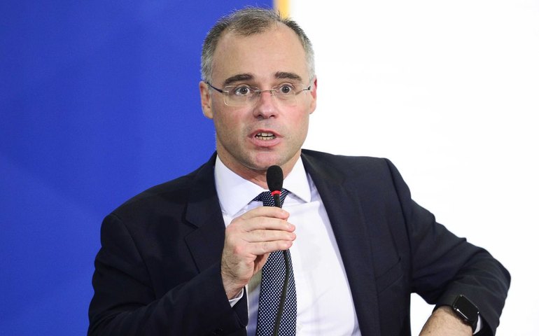 Mendonça rejeita notícia-crime que atribui transfobia a Nikolas por discurso com peruca