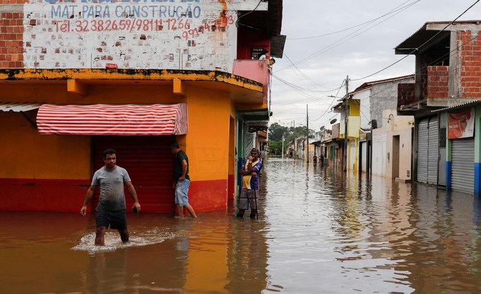 Campanha arrecada alimentos, água, cobertores e materiais de higiene Campanha arrecada alimentos, água, cobertores e materiais de higiene
