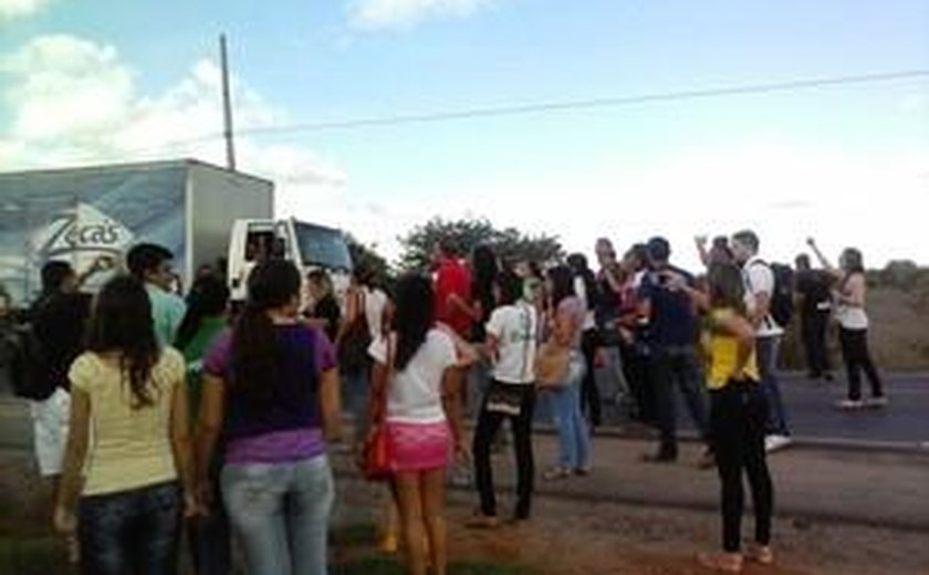 Estudantes da UNEAL bloqueiam AL-115, em Palmeira dos Índios