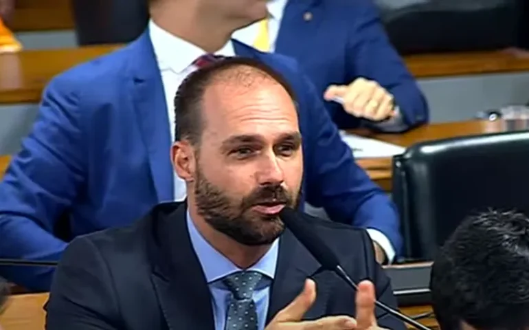 Sóstenes quer barrar apreensão de passaporte de deputados para livrar Eduardo Bolsonaro