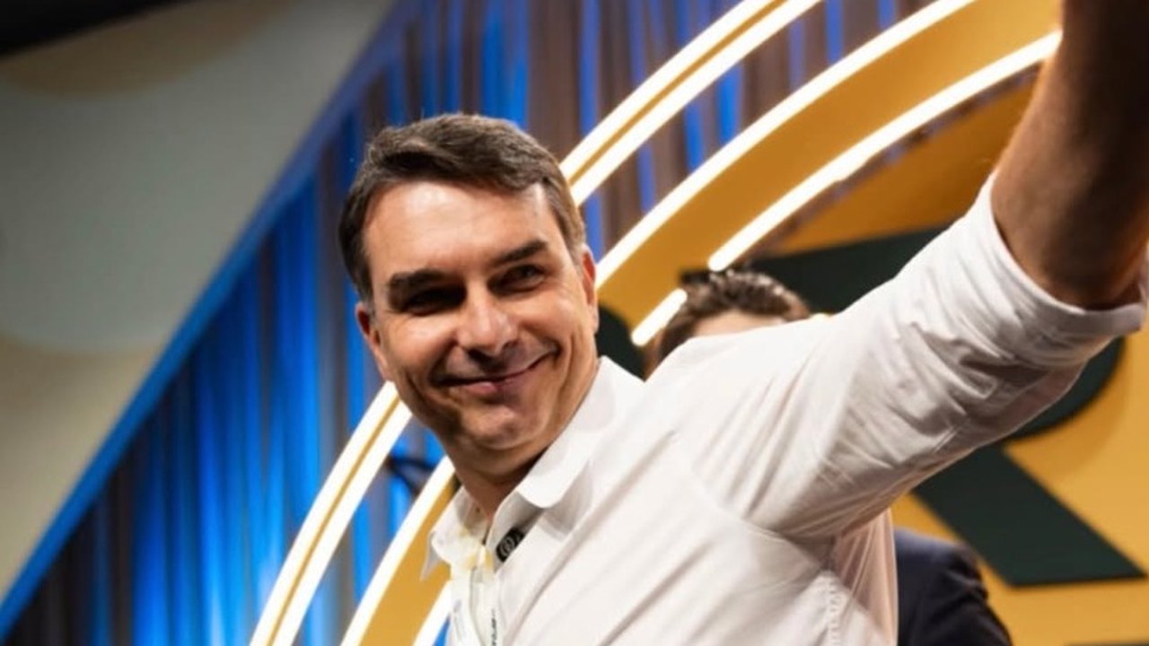 Flávio refaz estratégia sobre tarifaço e usa carta a Rubio para tentar conter efeito político que beneficiou Lula em 2025