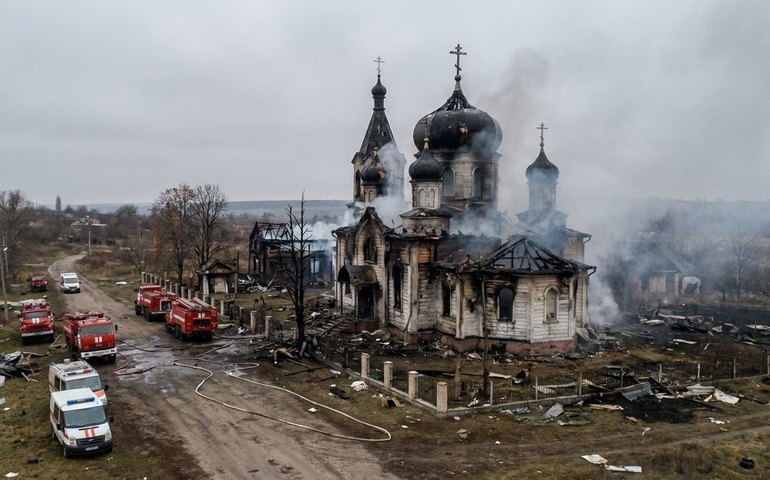 Ataques russos incendeiam complexo religioso e matam cinco socorristas na Ucrânia