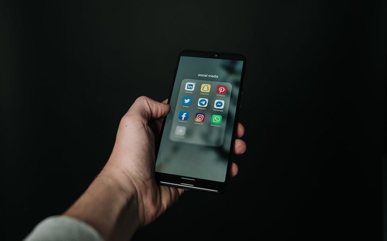 Brasil é o país que mais gasta tempo no celular diariamente no mundo