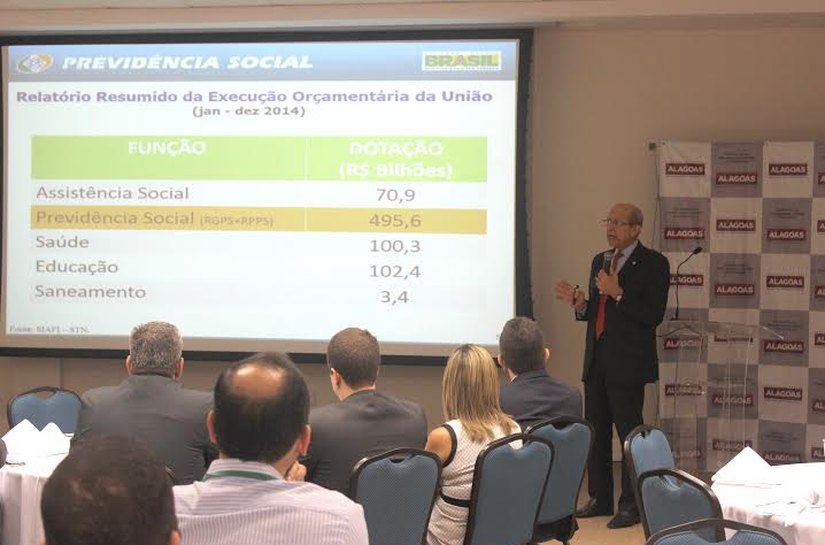 Seplag discute importância da previdência complementar com servidores estaduais