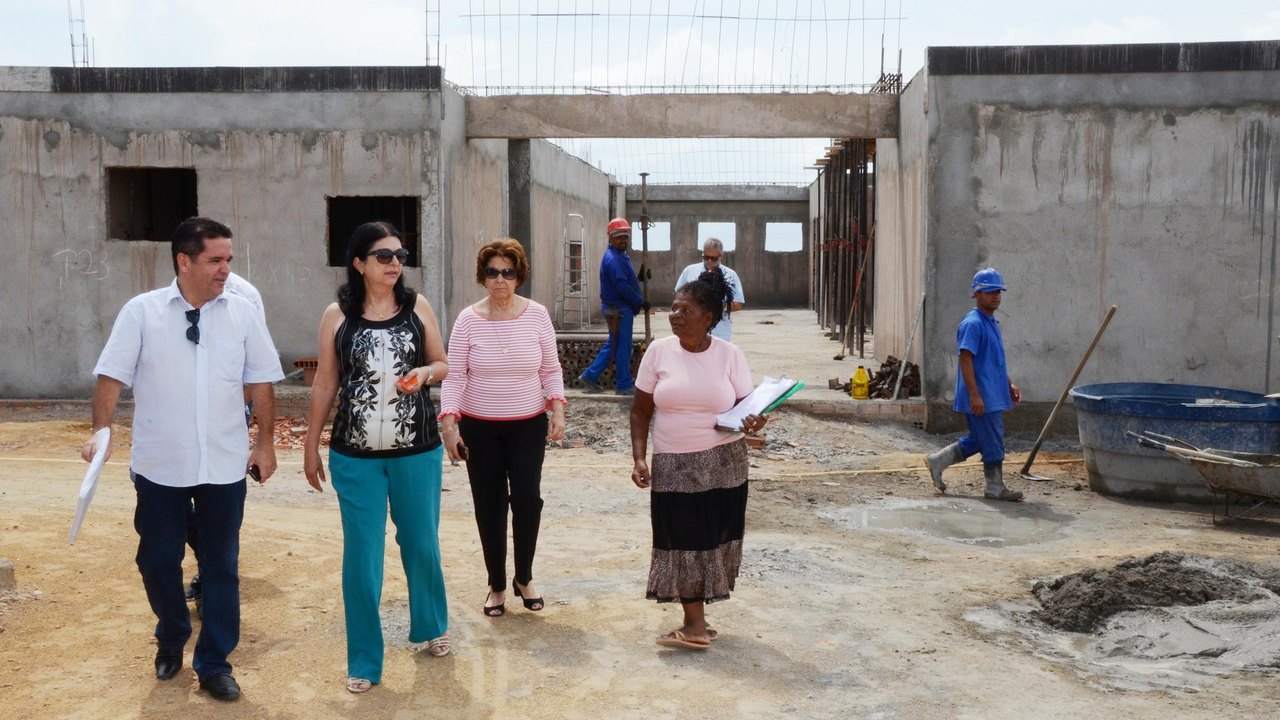 Secretária de Estado da Saúde vistoria em Branquinha obra inacabada do Programa da Reconstrução