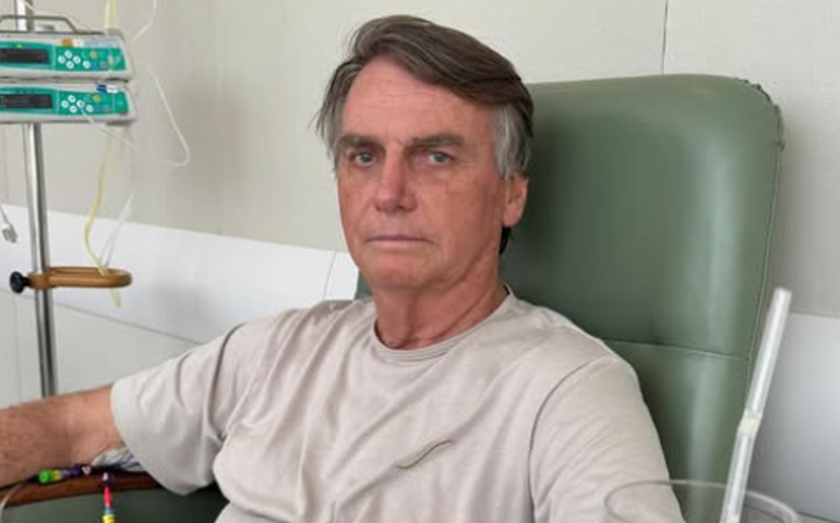 Bolsonaro recebe alta da UTI e segue internado em hospital de Brasília, diz boletim médico