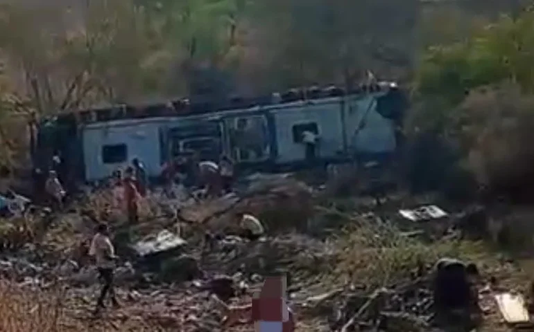 Ônibus com romeiros alagoanos capota na AL-220 e deixa feridos no Sertão