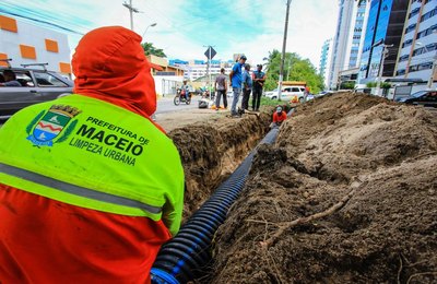 Prefeitura executa ações de drenagem em Maceió