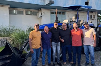 Vice-prefeito de Monteirópolis fortalece agricultura familiar com entrega de trator para associação rural