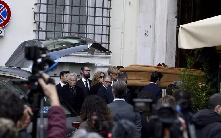 Estilista italiano Valentino Garavani é velado em Roma