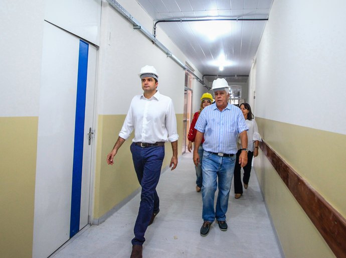 Prefeito Rui Palmeira vistoria obras de reforma do PAM Salgadinho