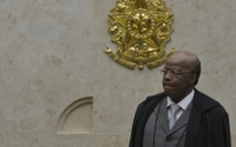 Barbosa vota pela execução da pena de 21 réus condenados no mensalão