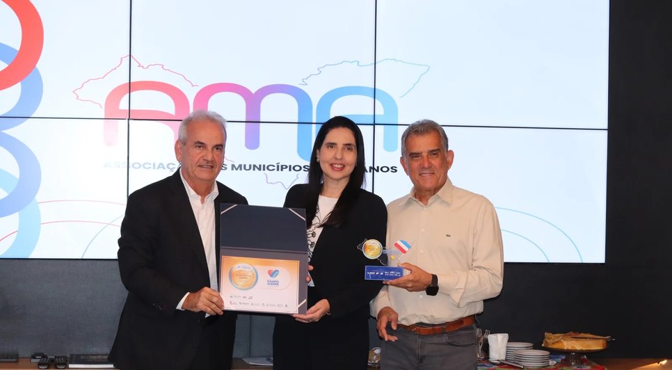 conselheiro do TC, Otávio Lessa; prefeita de Campo Alegre, Pauline Pereira e Jorge Dantas, vice-presidente da AMA. / Foto: Assessoria.