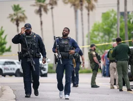 Autoridades anunciam acusação de assassinato após tiroteio no shopping Louisiana que matou 1 pessoa e feriu 5