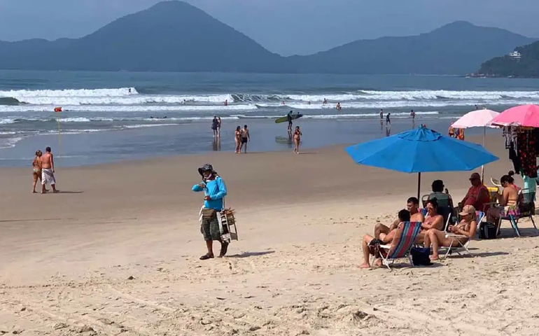 Turista é derrubado por onda em costa de pedras e morre afogado em Ubatuba