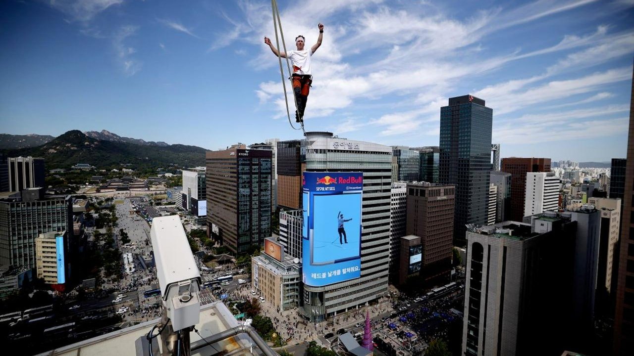 Equilibrista estoniano Jaan Roose paira a 120 metros do solo em linha de 160 metros de extensão