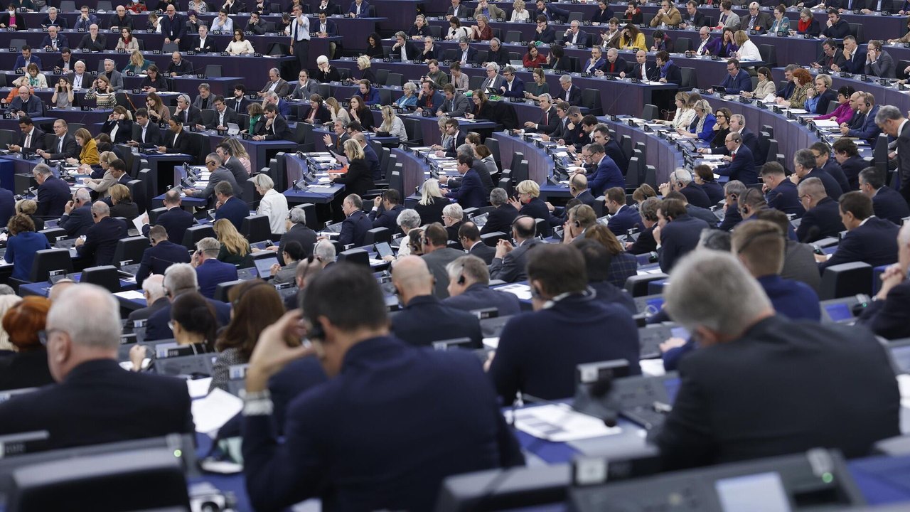 Mídia: UE se prepara para redirecionar bilhões de euros do orçamento para gastos militares