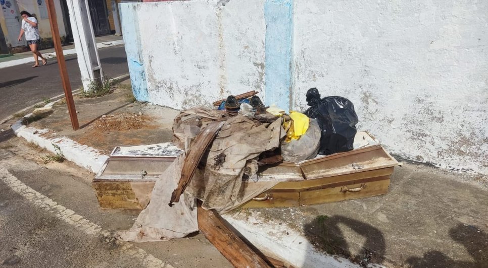 Caixão é abandonado em via púbica em Nossa Senhora de Lourdes / Foto: Foto: Redes Sociais/ Reprodução