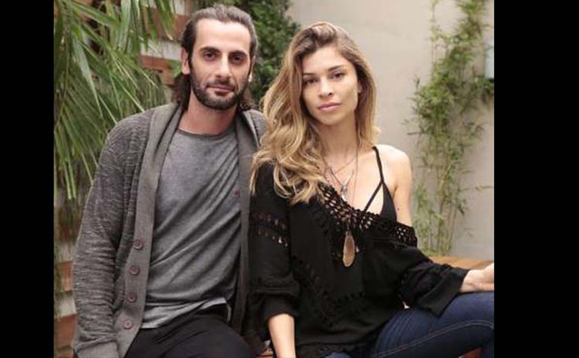 Flávio Tolezani fala sobre as cenas quentes com a atriz: &#8216;Não faz diferença para mim se é com Grazi ou com outra&#8217;