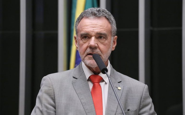 Projeto cria piso salarial de R$ 4 mil para motoristas de ônibus em cidades grandes