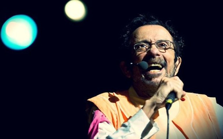 Tom Zé segue internado sem previsão de alta