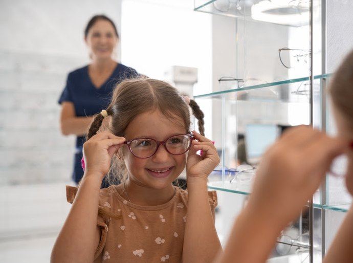 Volta às aulas reforça atenção aos casos de miopia em crianças e adolescentes