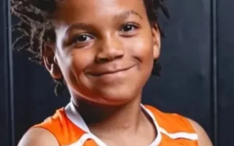 Menino de 7 anos perde as duas pernas após complicações de gripe e faz apelo pela vacinação