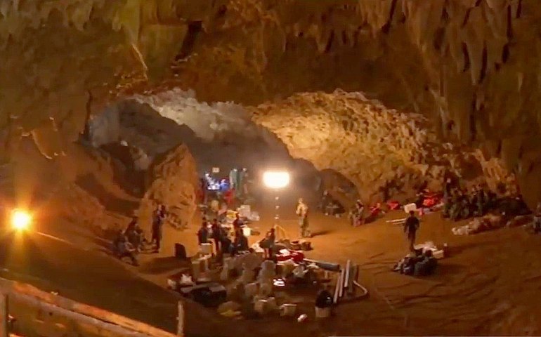 Equipes de resgate localizam primeira vítima do desabamento de túnel na Tailândia