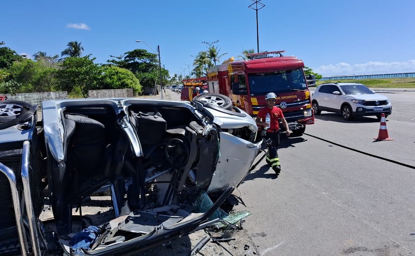 Acidente deixa homem preso às ferragens no Pontal da Barra