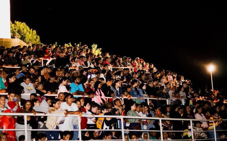 Espetáculo da Paixão de Cristo é assistido por centenas de pessoas