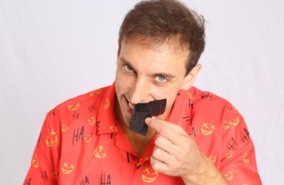 Léo Lins apresenta novo show em Maceió no dia 30 de abril