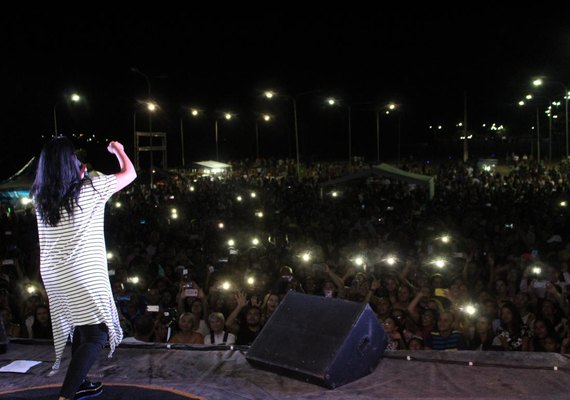 Milhares lotam a orla de Penedo para louvar ao som de Fernanda Brum