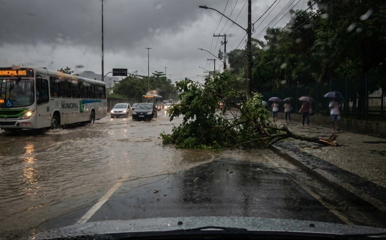 Rio entra em estágio 2 após chuva e ventos fortes; cidade registra alagamentos e queda de árvore
