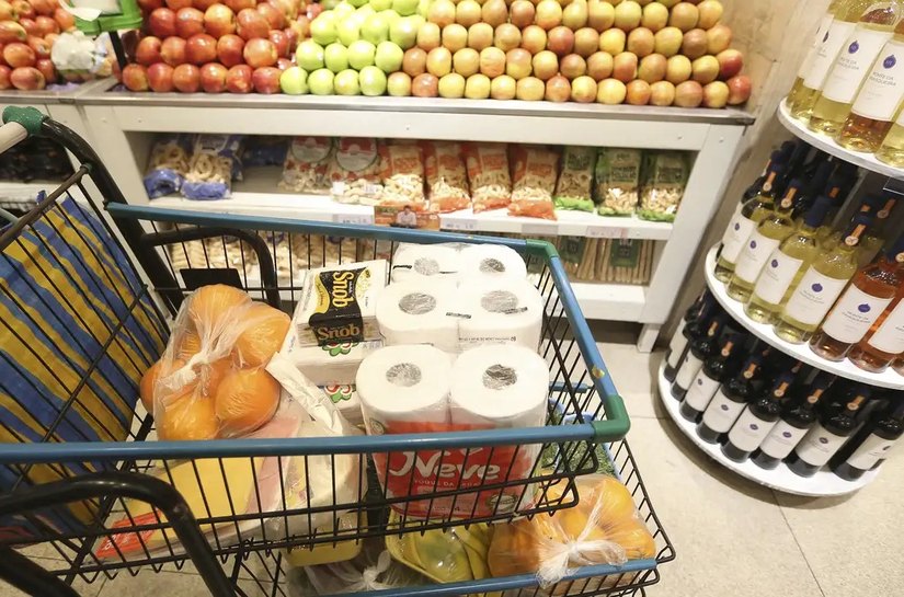 Preços de alimentos caem e prévia da inflação de junho fica em 0,26% É