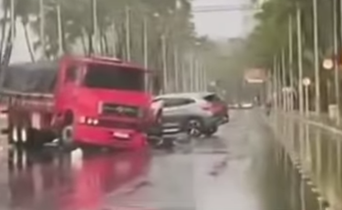 Colisão entre caminhão e carro deixou trânsito congestionado na orla de Maceió