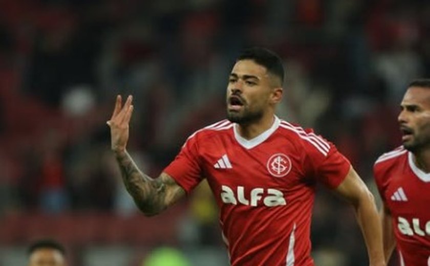 Internacional marca nos acréscimos, supera Vitória e quebra jejum de 6 jogos no Brasileiro