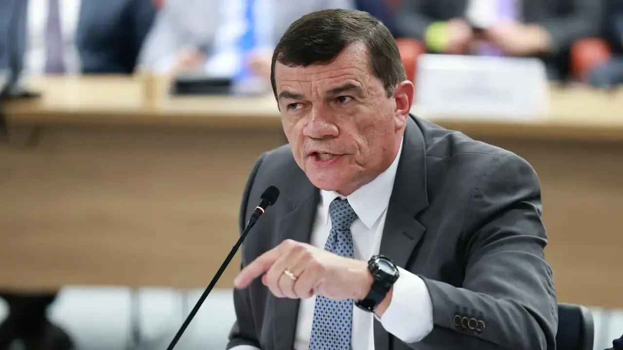 Moraes autoriza ex-ministro condenado por trama golpista a se inscrever no Enem