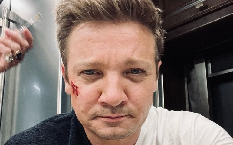 Jeremy Renner revela que escreveu carta com 'últimas palavras' após grave acidente na neve
