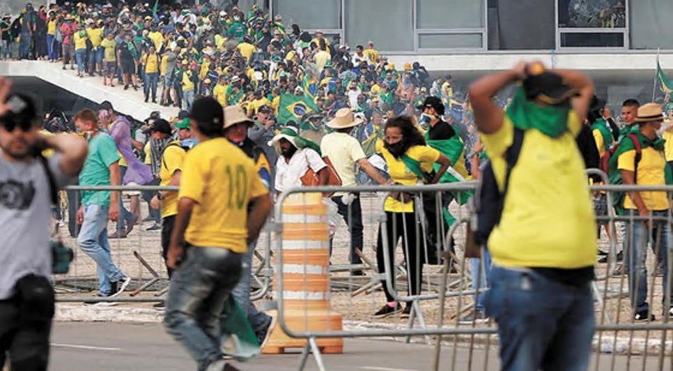 Invasores diante do Palácio do Planalto durante o 8 de janeiro de 2023 — Foto: Cristiano Mariz/08.01.2023