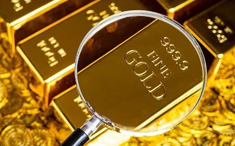 Ouro fecha em queda, corrigindo ganhos recentes, mas termina com alta de 2% na semana