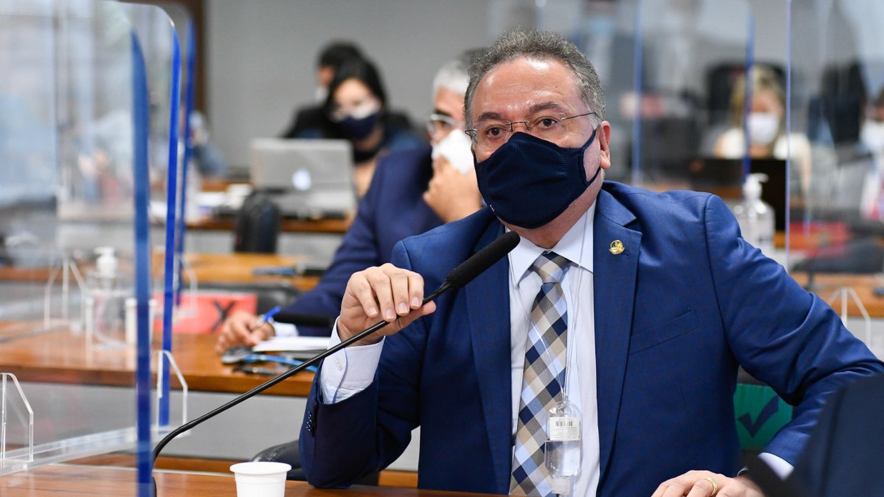 Roberto Rocha entrega parecer da reforma tributária no Senado