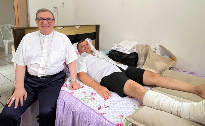 Padre teve desidratação e machucou o tornozelo Padre teve desidratação e machucou o tornozelo