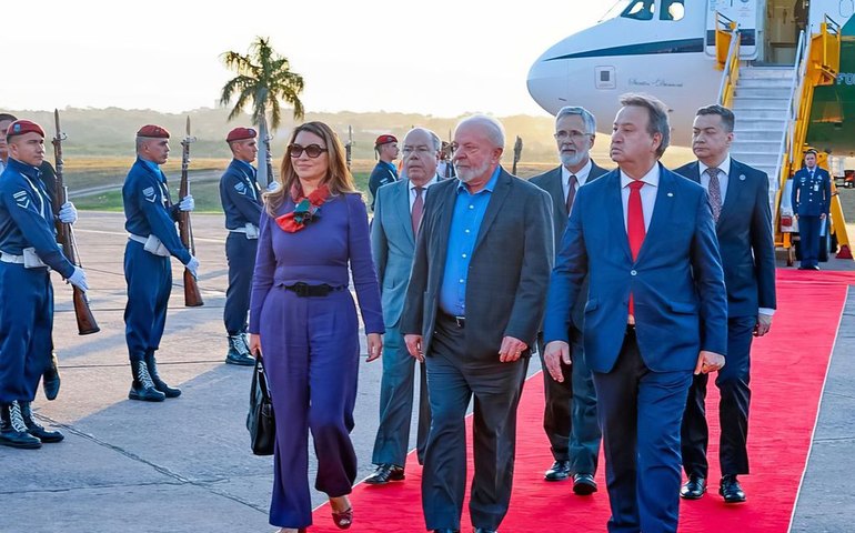 Lula participa da posse do novo presidente do Paraguai nesta terça