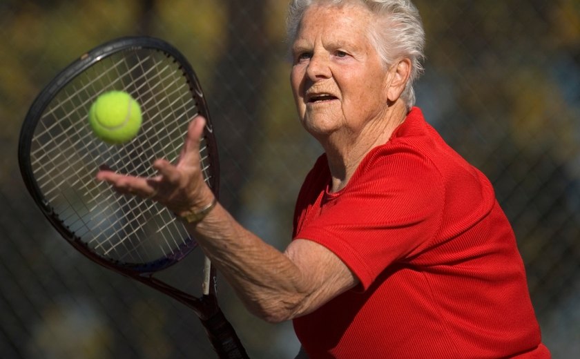 Jogar tênis faz idosos terem equilíbrio de jovens de 20 anos
