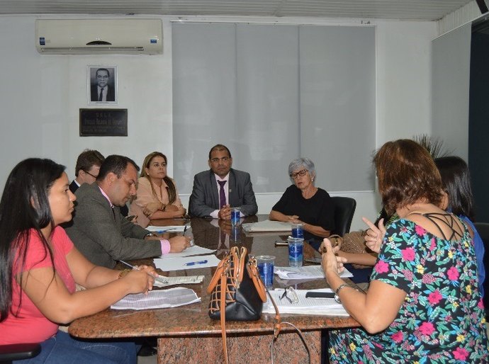 Comissão de Educação da Câmara se reúne com órgãos e auxiliares de sala para debater projeto