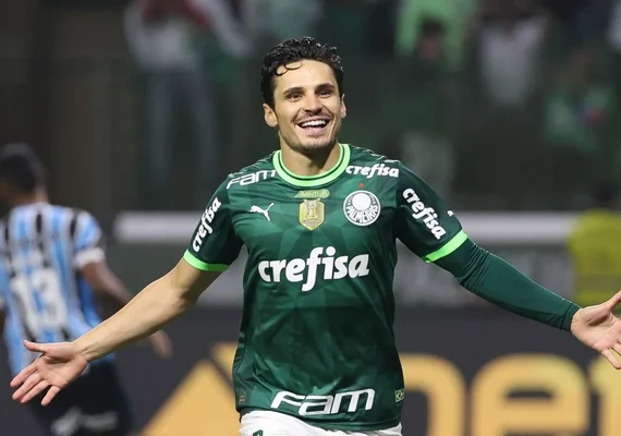 Raphael Veiga fica fora do treino e Piquerez exalta campanha do Palmeiras antes de jogo no Peru