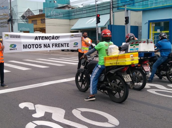Motociclistas recebem orientação da SMTT sobre uso da faixa de parada
