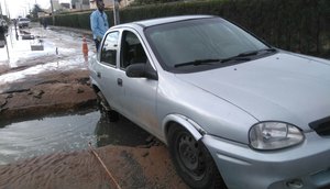 carro engolido por buraco na zona de expansão