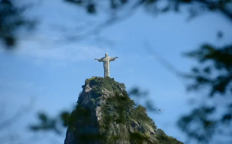 Cristo Redentor recebe iluminação com as cores da Colômbia para celebrar laços bilaterais